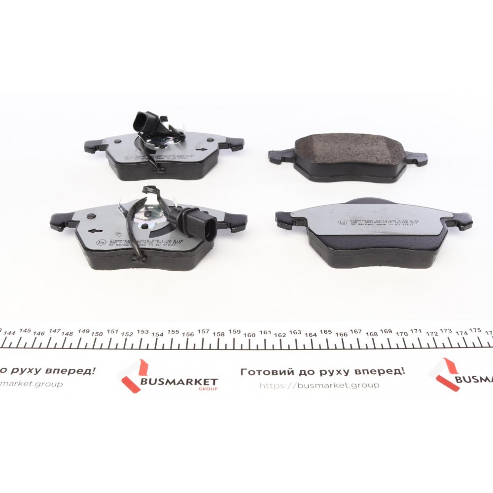 Колодки гальмівні (передні) Audi A4/A6 95-/VW Passat 00-05- (з датчиками)(з низьким продукуванням пилу)